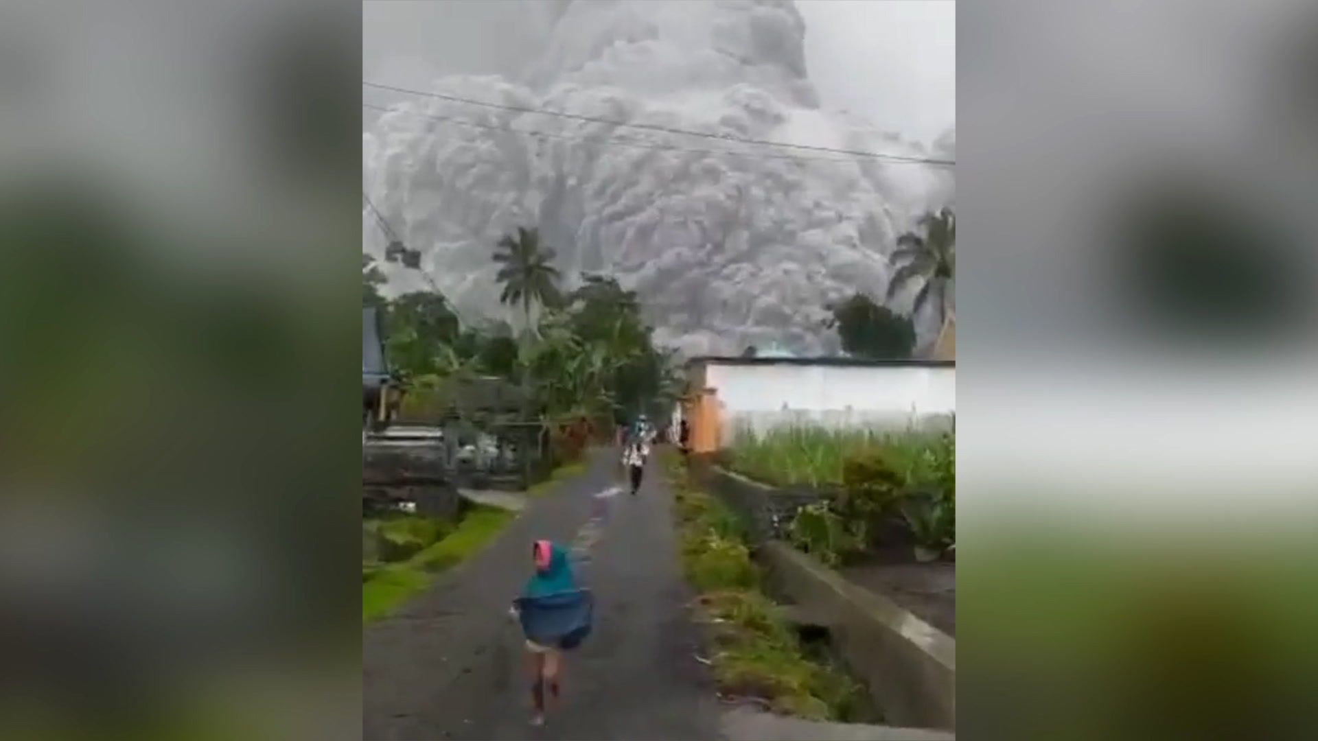 इन्डोनेशियामा ज्वालामुखी विस्फोट, धुवाँ र खरानी १५ किलोमिटर माथिसम्म पुग्यो