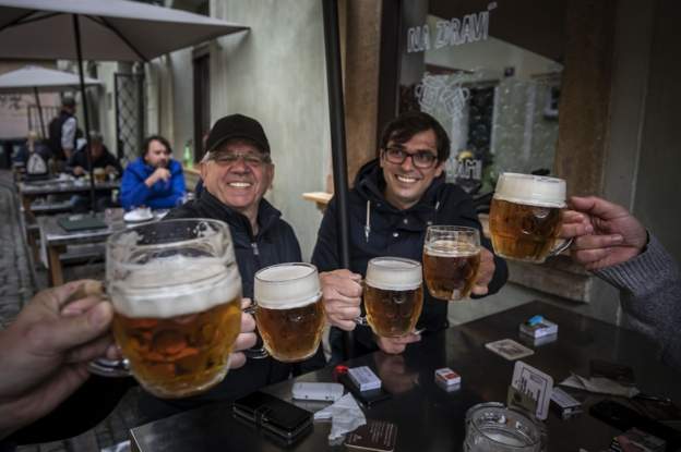 चेक रिपब्लिकः रेष्टुरेन्ट–बार खोलेको खुसीमा निःशुल्क बियर