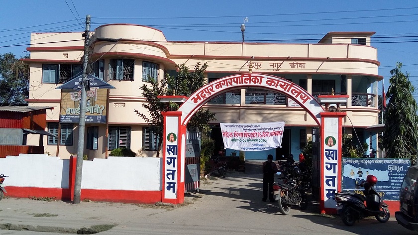 भद्रपुर नगरपालिकाले दशैँमा विपन्न परिवारलाई दियो पक्की घर