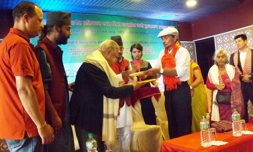 हरिप्रसाद र चन्द्रराजलाई भक्तराज आचार्य संगीत सम्मान