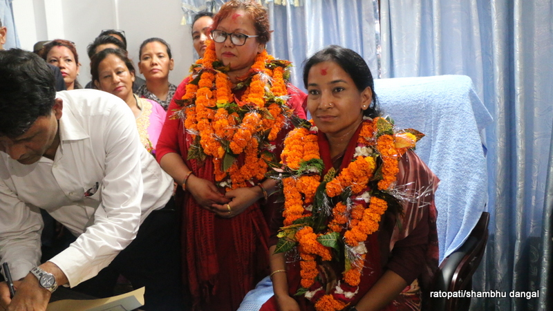 मेयर रेणुको निर्णयः भरतपुर अस्पतालमा महिलालाई ओपीडी टिकट निःशुल्क (भिडियोसहित)