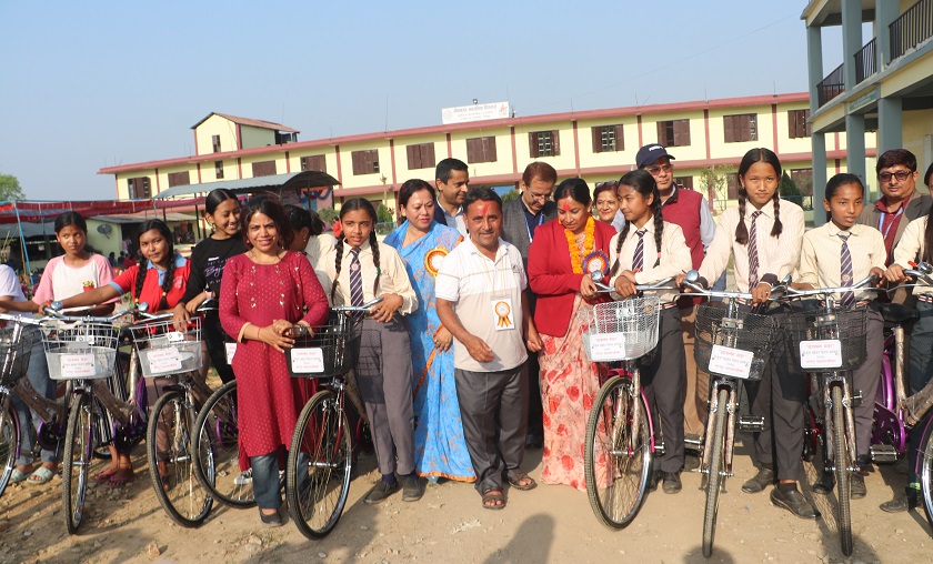 भरतपुर महानगरका विपन्न ६० छात्रालाई साइकल वितरण