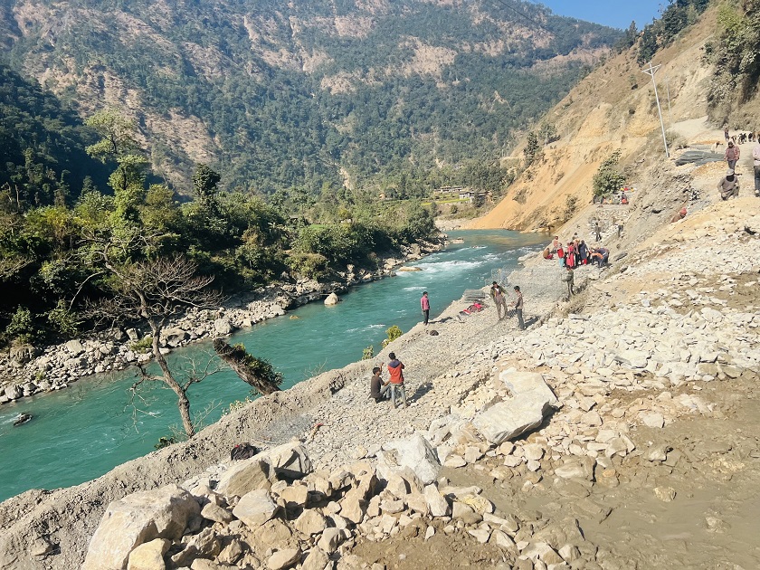 भेरी करिडोरमा आवतजावत रोकेर सडक निर्माण