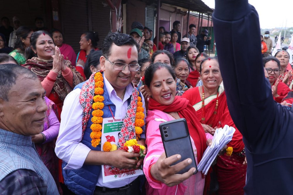   चितवन–३ मा गठबन्धनका उम्मेदवार घरदैलोमा व्यस्त