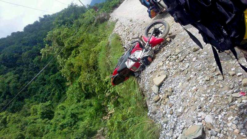 तिनाउ नदीमा खसेर मोटरसाइकल चालकको मृत्यु