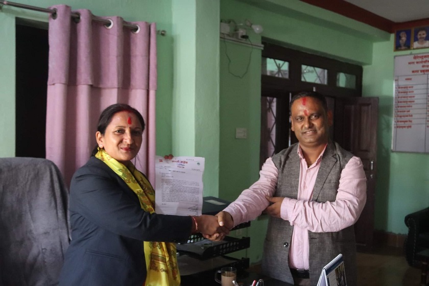 पराजित भएपछि चुनावी बाचा निर्वाचित नगर प्रमुखलाई हस्तान्तरण