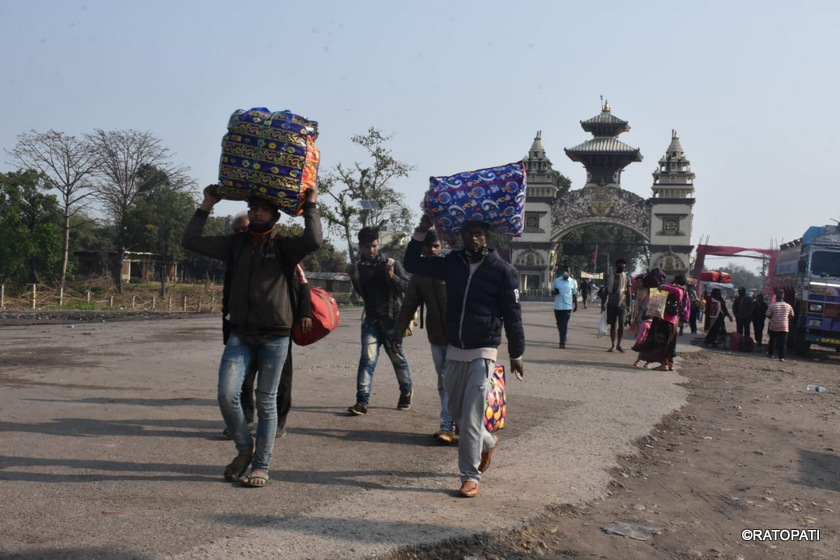 १० बजेदेखि नाका बन्द हुने भएपछि नेपाल भित्रिनेको ओइरो