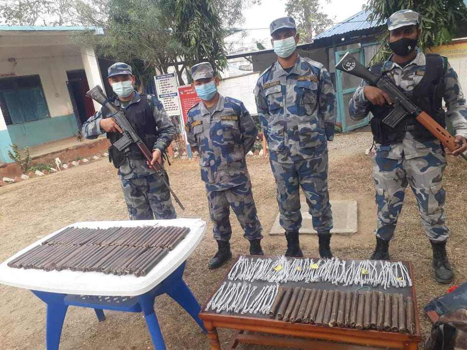   झापाको पूर्वी नाकामा बम बनाउने विस्फोटक पदार्थ बरामद
