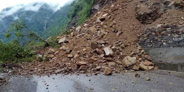 Narayangarh-Muglin road section blocked