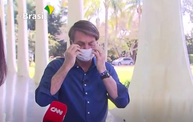 कोरोना संक्रमित ब्राजिलका राष्ट्रपतिले मास्क खोल्दै पत्रकारलाई भने, ‘हेर्नुहोस्, सब ठिक छ’