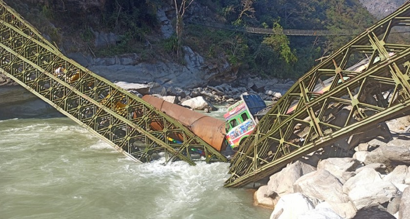 अरुण नदीको बेलिब्रिज भाँचियो, तीनवटा ट्रक बीच पुलमै फसे