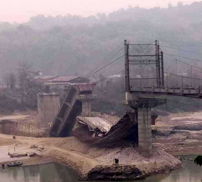 भारतमा गएको भूकम्पले चितवनमा बन्दै गरेको पुल भत्किएको आशंका