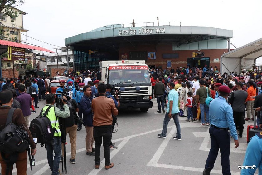 बमको हल्लाले विमानस्थलमा तनाव, तस्बिरहरु हेर्नुहाेस्