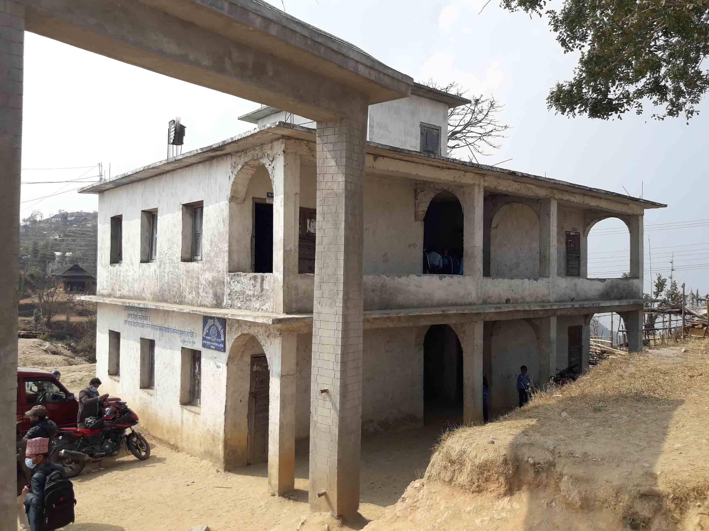   खाेटाङका दर्जनौँ विद्यालयको भवन निर्माणको काम वर्षौँदेखि अलपत्र