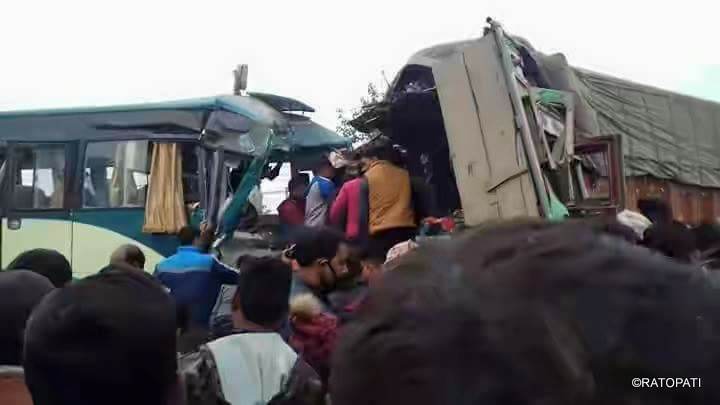 काठमाडौँबाट जाँदै गरेको बस ट्रकसँग ठोक्कियो, २९ जना घाइते