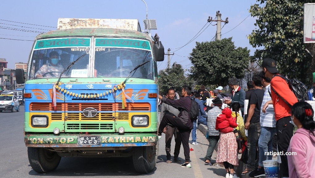 मतदानका लागि काठमाडौंबाट गाउँ फर्किनेहरूको भीड (तस्बिरहरु)