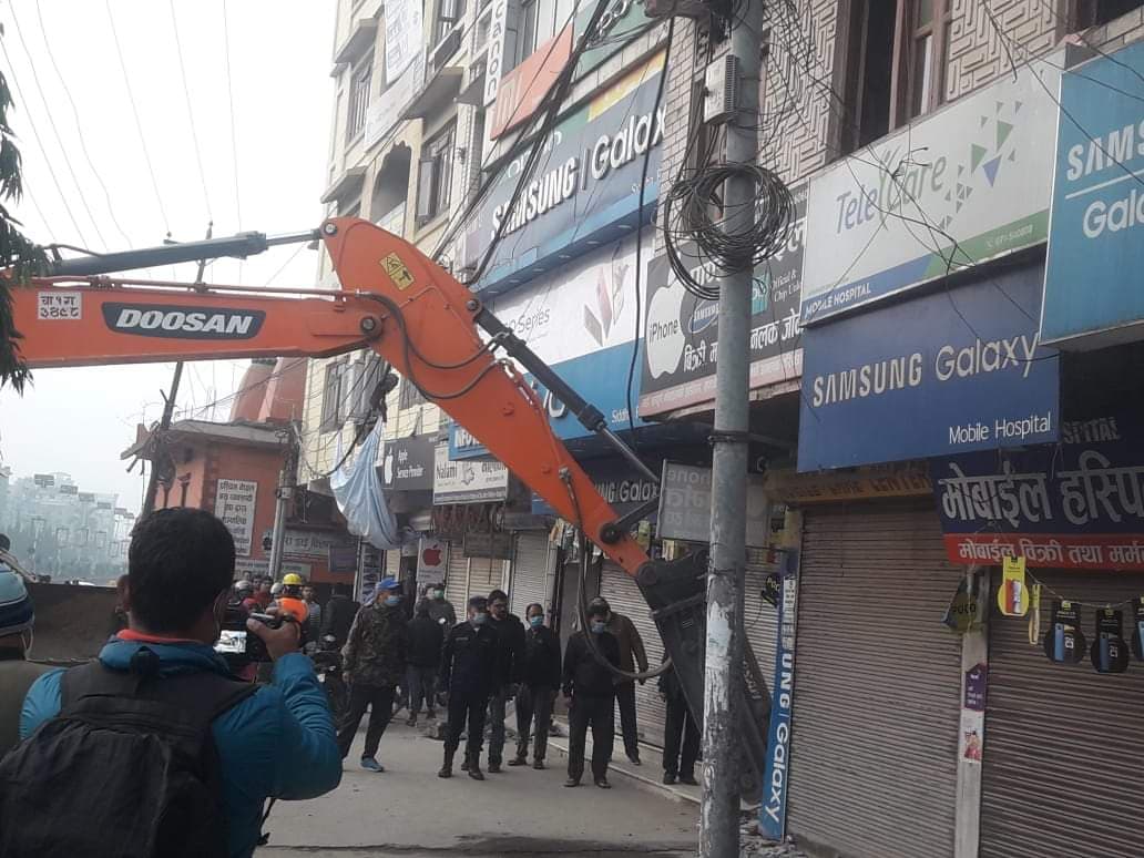 बुटबलमा सडक मिचेर बनाएका घरहरुमा एकबिहानै चल्यो डोजर