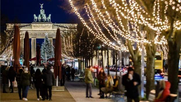 क्रिसमसको सपिङ गर्न उर्लियो भीड, जर्मनी चाडबाडको बीचमा लकडाउन गर्न बाध्य