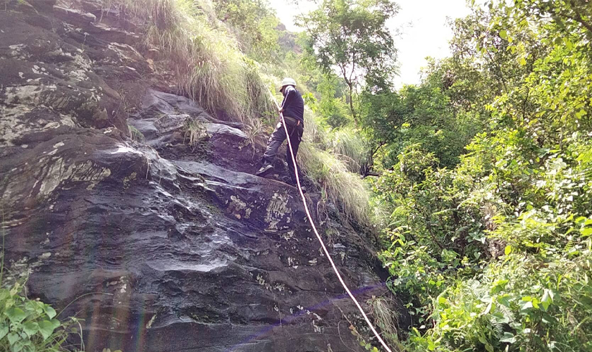 भीमेश्वरको सोक्लामा रक क्लाम्विङ सुरू