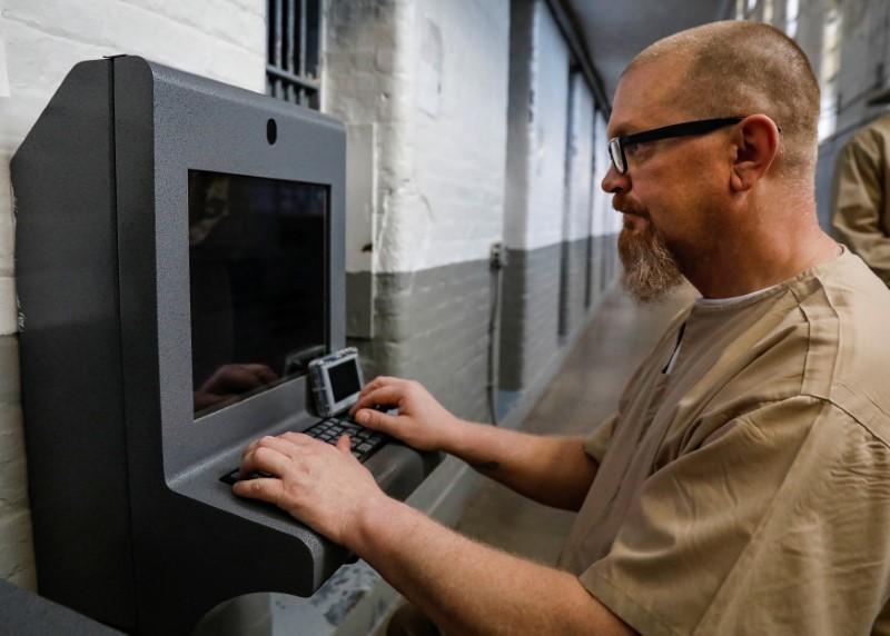 Two prisons get computers