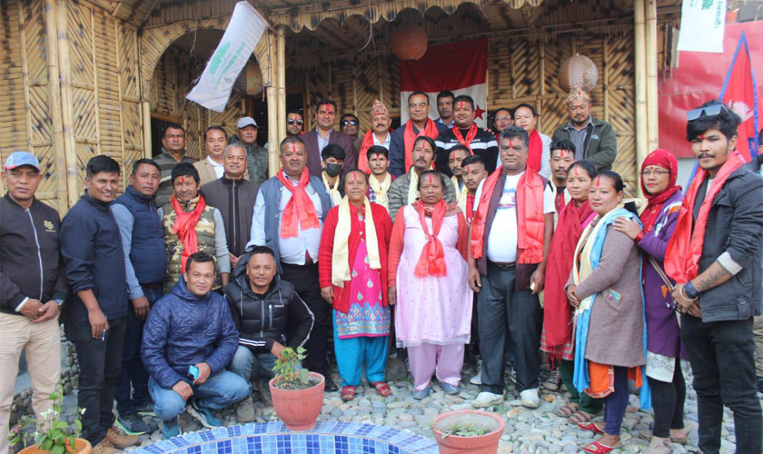 काठमाडौं–५ मा एमालेसहितका नेता कार्यकर्ता कांग्रेसमा प्रवेश