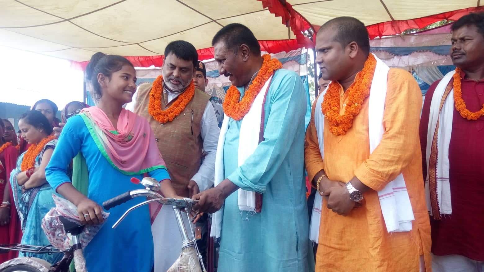दलित समुदायका छात्राहरुलाई स्थानीय सरकारको साइकल उपहार !