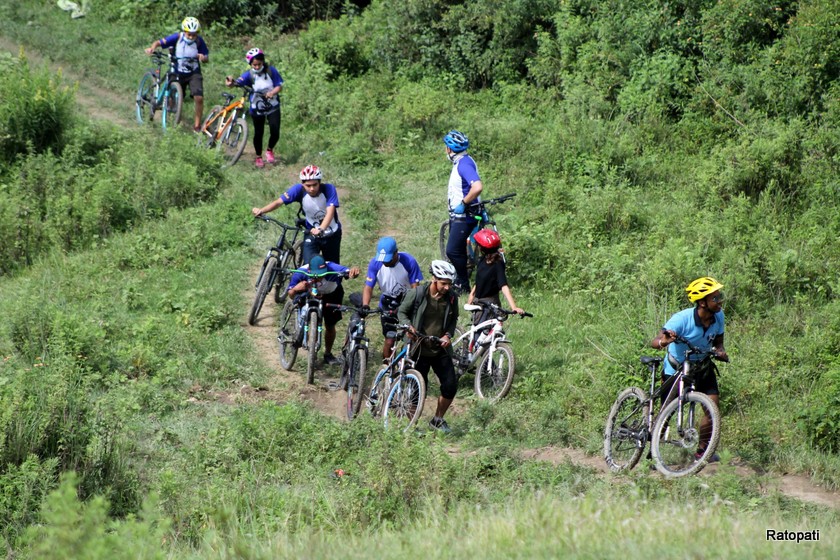 तस्बिरमा हेर्नुहोस् हिमालय क्षेत्रकै ठूलो साइकल यात्रा ‘काठमाडौं कोरा’