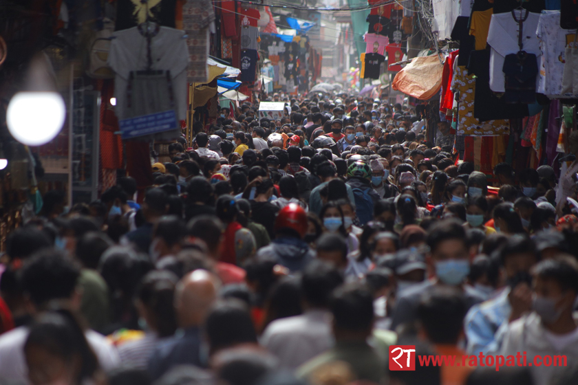 दसैँ नजिकिएसँगै बजारमा बढ्यो भीड, स्वास्थ्य मापदण्डको पालना खोई ? (फोटोफिचर)