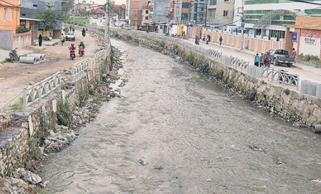 काठमाडौँको धोबिखोलामा ट्याक्सी खस्यो