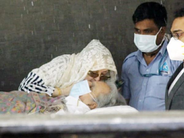 अस्पताल बाहिर स्ट्रेचरमा देखिए ९८ वर्षका दिलिप कुमार, श्रीमती सायराले कहिले उनको निधार चुमिन्, कहिले मिडियालाई हात हल्लाइन्