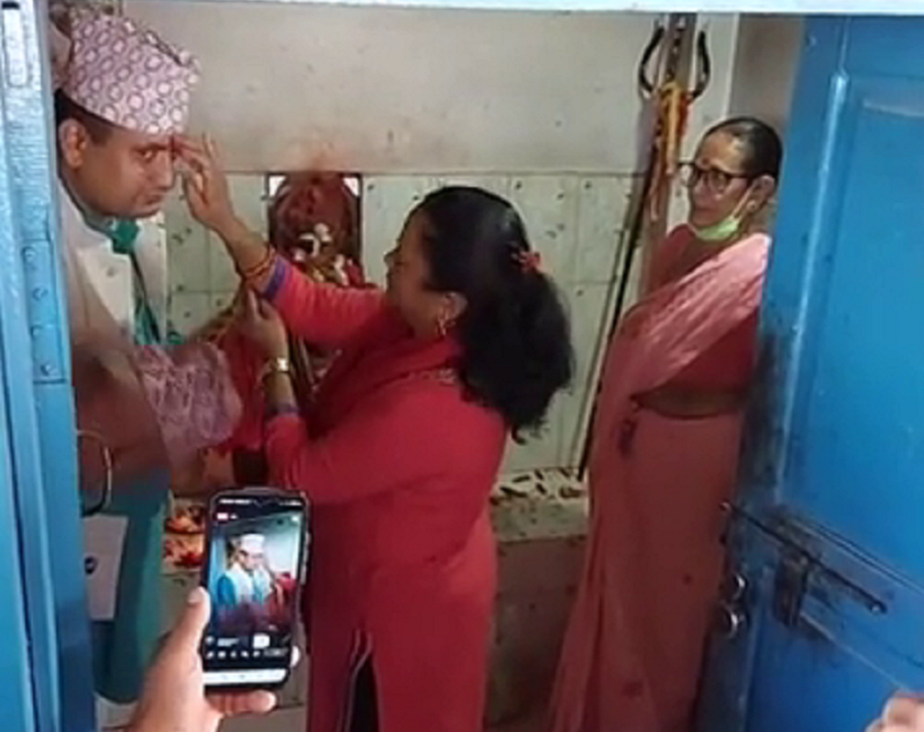दुर्गा मन्दिरमा कोपिला परियारले दीनबन्धुलाई टीका लगाइन् (भिडियो)