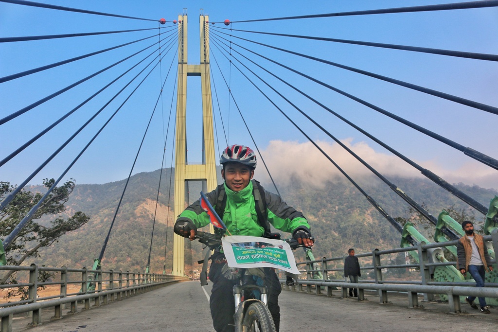 पोखराका युवा साइकल यात्री : देश बुझ्न, बुझाउन साइकल यात्रामा