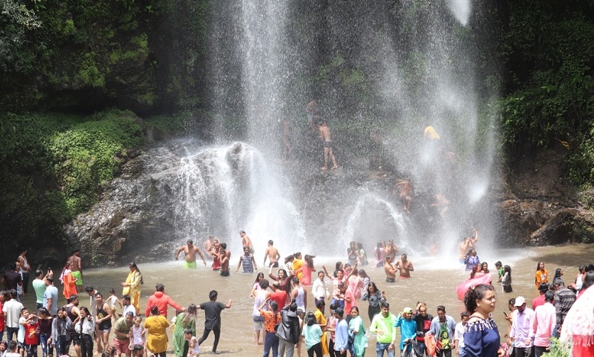   डोटीको छहरा झरनामा पर्यटकको आर्कषण बढ्दै