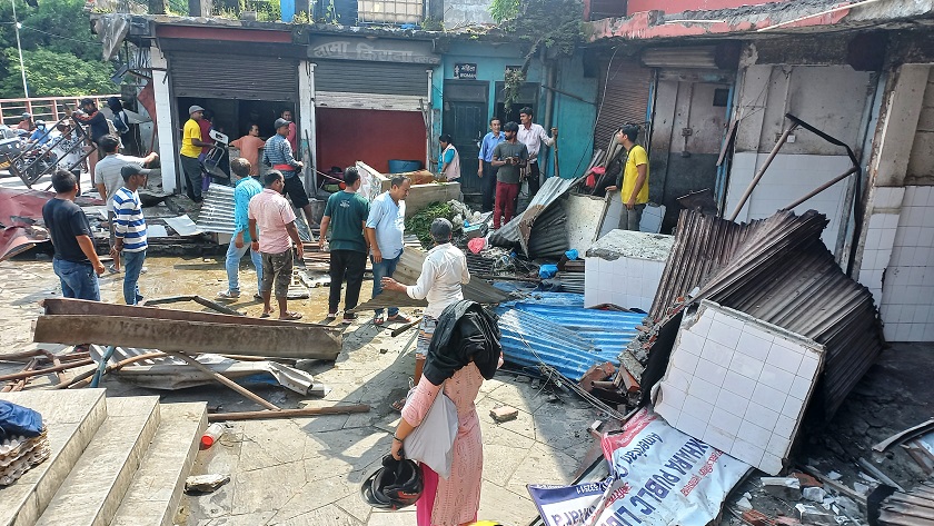 पोखरा महानगरले चलायो आफ्नै भवनमा डोजर