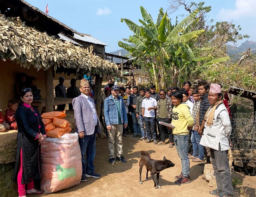 गीतकार उपाध्यायले बाँडे चेपाङ बस्तीमा लत्ताकपडा