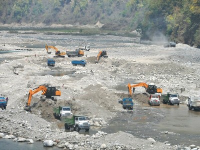 तामाकोसीमा चरम दोहन, नदीले धार नै बदल्न थाल्यो