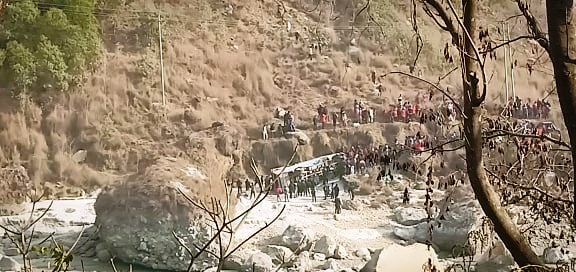 पर्वतमा बस दुर्घटनाः तीनको मृत्यु, ३५ जना घाइते