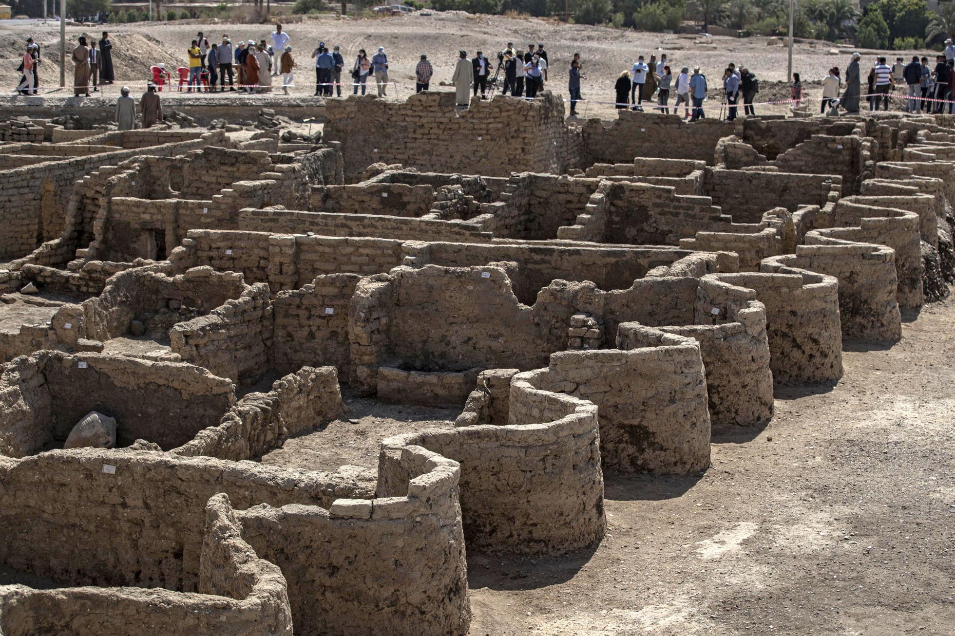 सय वर्षपछि ठूलो खोजः इजिप्टको बालुवाभित्र भेटियो ३४०० वर्ष पुरानो 'सुनको शहर'
