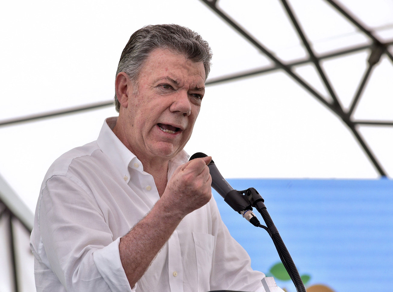 Colombian rebels call for resumption of peace talks with gov't