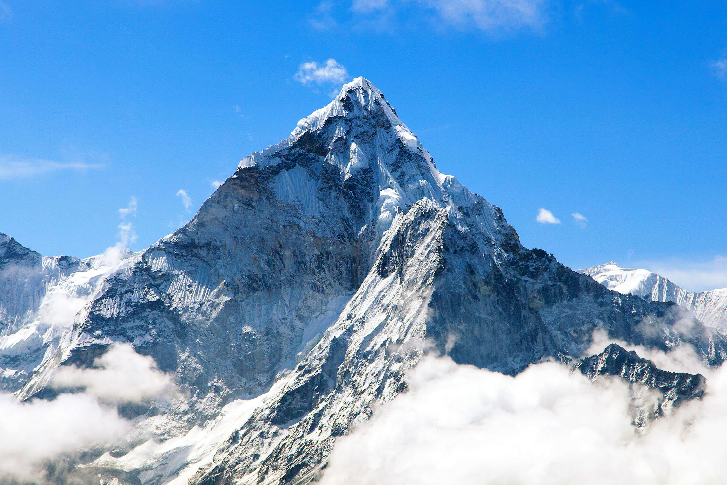 खराव मौसम : सगरमाथासहितका हिमाल आरोहण प्रभावित