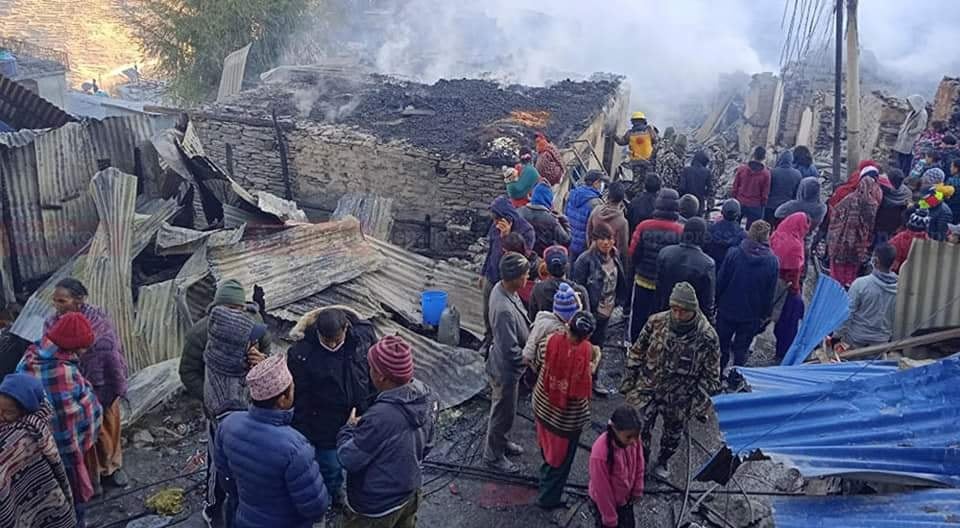 आगलागी पीडितलाई राहत वितरण गर्न मुगु जाँदै कर्णालीका मुख्यमन्त्री शाही