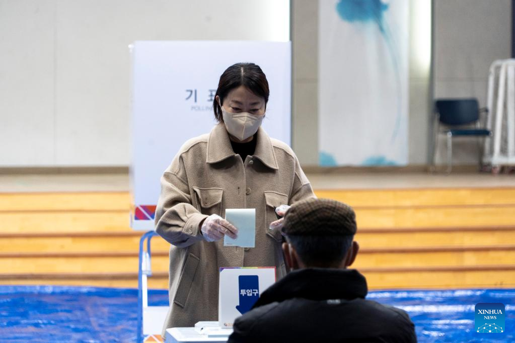 Polls begin to pick new South Korean president