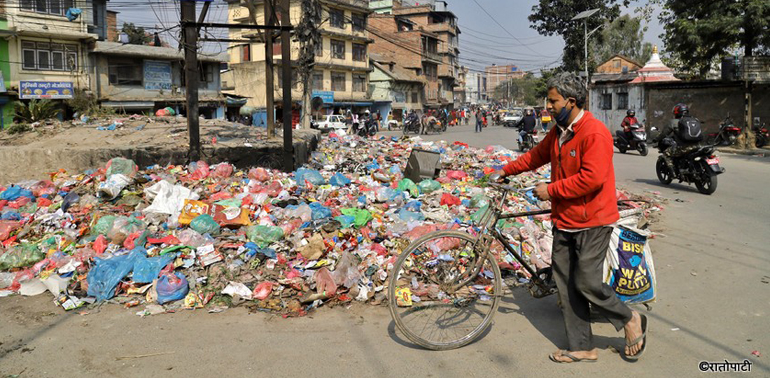 काठमाडौंका सडकमा फोहोरको डङ्गुर, महानगर भन्छ-तत्काल फोहोर उठ्दैन