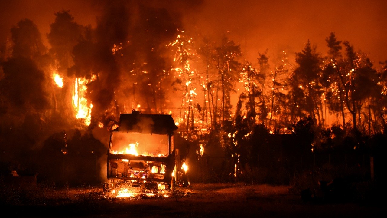 Hundreds flee, homes destroyed as forest fires ravage Greek island