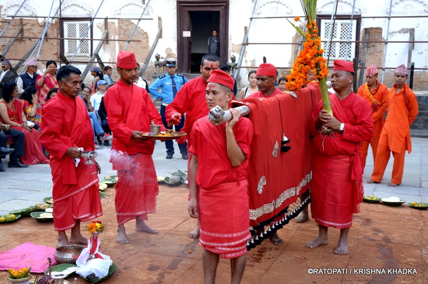 टेको लगाएको दरबारमा फूलपाती भित्र्याइयो (फोटोफिचर)