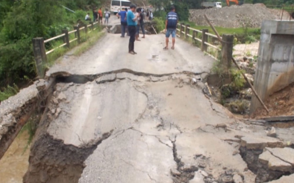 पुल भासिँदा नुवाकोटमा यातायात अवरुद्ध