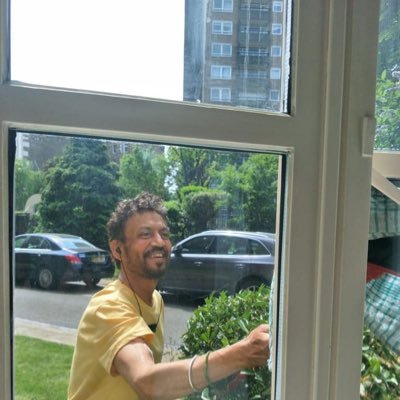 क्यान्सरको उपचार गराइरहेका इरफानले लण्डनबाट सार्वजनिक गरे पहिलो फोटो, यस्तो देखिए