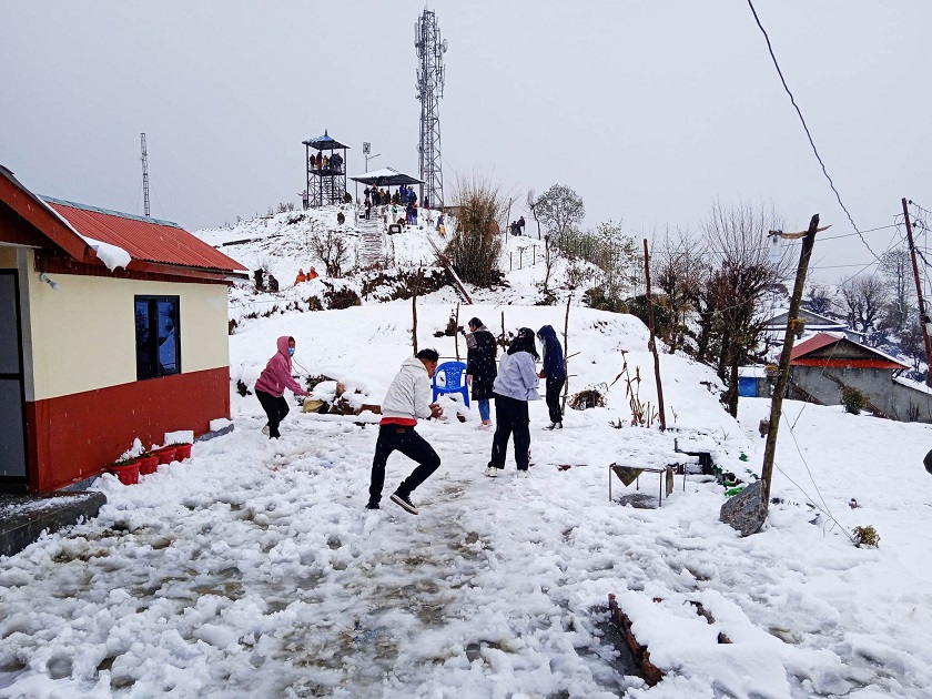 घलेगाउँमा हिउँ खेल्न आन्तरिक पर्यटकको भिड