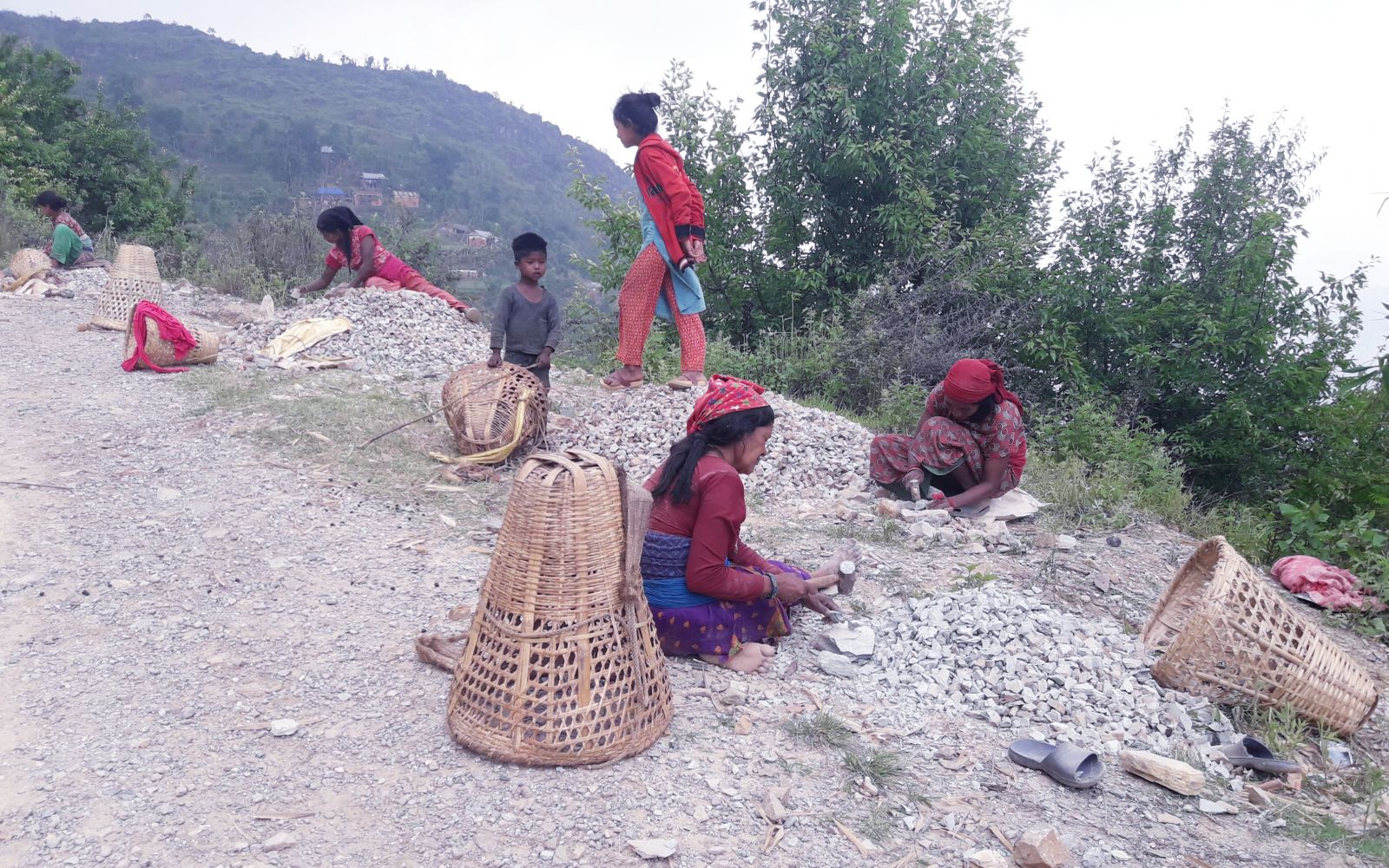 डोल्पाका दलित महिलालाई दिनभरी ढुङ्गा कुट्दा पनि बिहान बेलुकीको छाक टार्न धौधौ