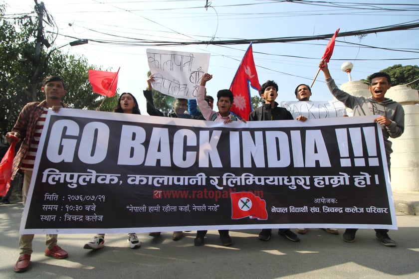 भारतीय दूतावास अगाडि विद्यार्थीहरुले लगाए ‘गो ब्याक इन्डिया’ को नारा